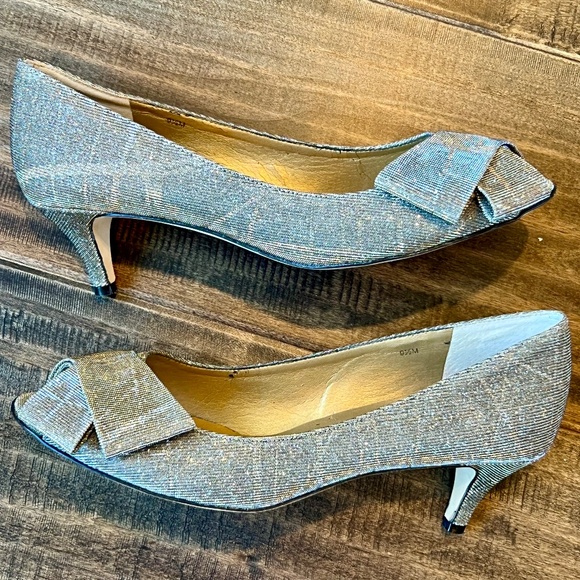 Vaneli Platinum Metallic Kitten Heel Pump Size 9.5 - Picture 8 of 12